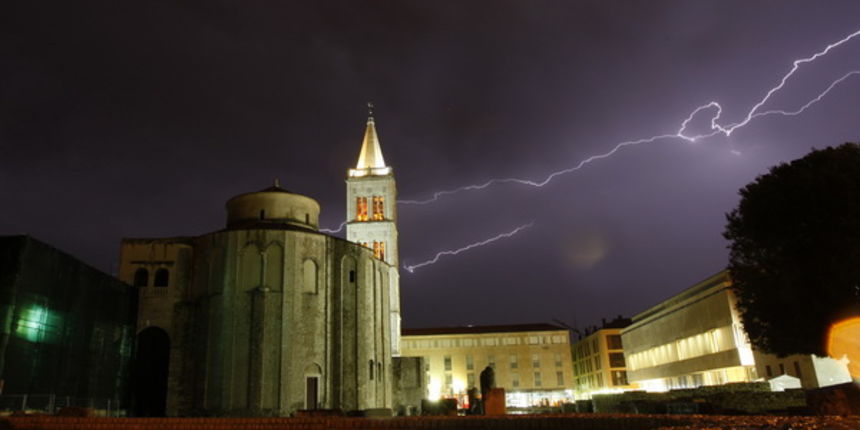 Zadar, 150909.Sinoc je zadarsko podrucje dohvatilo nevrijeme. Jaka grmljavina i obilna kisa koja je poplavila veliki broj ulica. Munje povrh zvonika Sv. Stosije i crkva Sv. Donata.Foto: Jure Miskovic / CROPIX