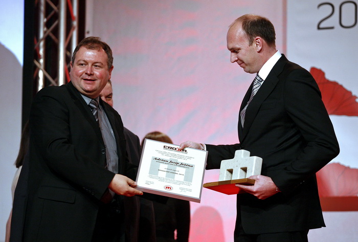 Zagreb, 161110.
U hotelu Westin odrzan je 20. susret CROMA 2010, na kojm su dodijeljene nagrade za najbolje menadzere i poduzetnike u ovoj godini. Dodijeljeno je 14 nagrada i plaketa.
Na slici: Adrian Josip Jezina, B.net Hrvatska d.o.o., Zagreb (desni) pr Zagreb, 161110.
U hotelu Westin odrzan je 20. susret CROMA 2010, na kojm su dodijeljene nagrade za najbolje menadzere i poduzetnike u ovoj godini. Dodijeljeno je 14 nagrada i plaketa.
Na slici: Adrian Josip Jezina, B.net Hrvatska d.o.o., Zagreb (desni) pr