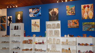 Slikarica Matea Bugarija u Bibinjama predstavila izložbu “Enigma” Slikarica Matea Bugarija u Bibinjama predstavila izložbu “Enigma”