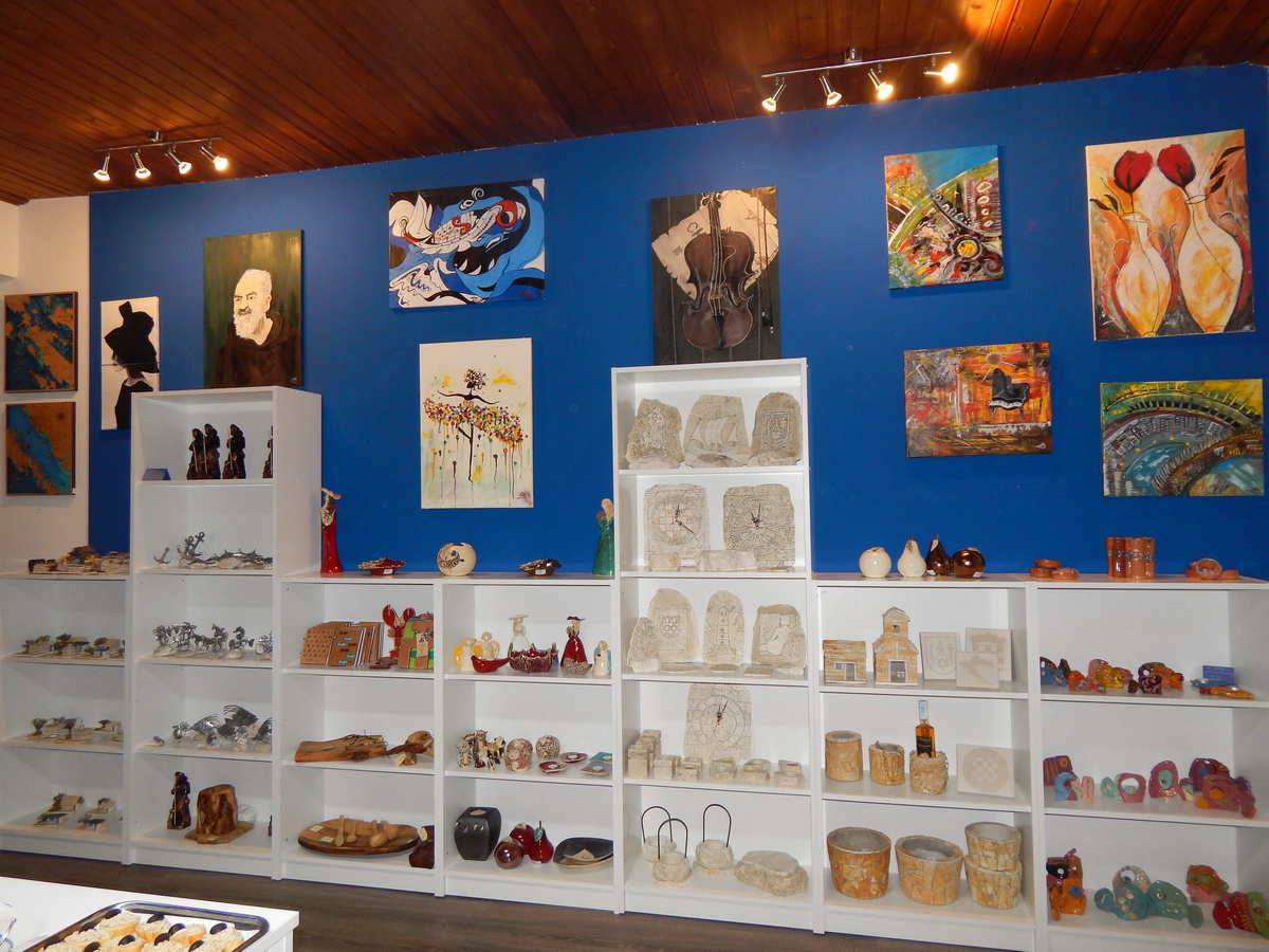 Slikarica Matea Bugarija u Bibinjama predstavila izložbu “Enigma” Slikarica Matea Bugarija u Bibinjama predstavila izložbu “Enigma”