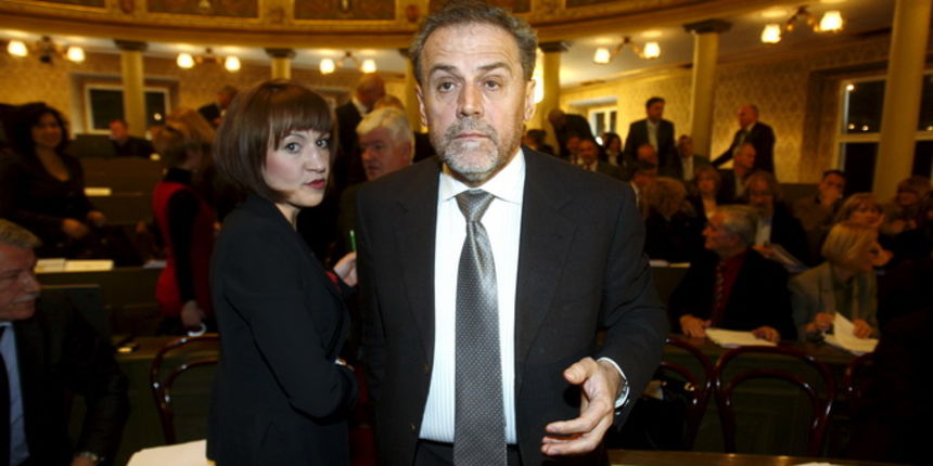 Zagreb, 220211.
Cirilometodska ulica.
Redovita sjednica gradske skupstine.
Na slici: Milan Bandic je za vrijeme sjednice povukao sve svoje prijedloge.
Foto: Goran Mehkek / CROPIX Zagreb, 220211.
Cirilometodska ulica.
Redovita sjednica gradske skupstine.
Na slici: Milan Bandic je za vrijeme sjednice povukao sve svoje prijedloge.
Foto: Goran Mehkek / CROPIX