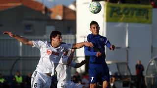 Zadar, 101112.Nogometni stadion Stanovi.MAXtv Prva liga 15. kolo. Nogometna utakmica Nk Zadar – Nk Slaven Belupo. Na fotografiji:igrac Zadra (plavi) Sime Grzan.Foto: Jure Miskovic / CROPIX