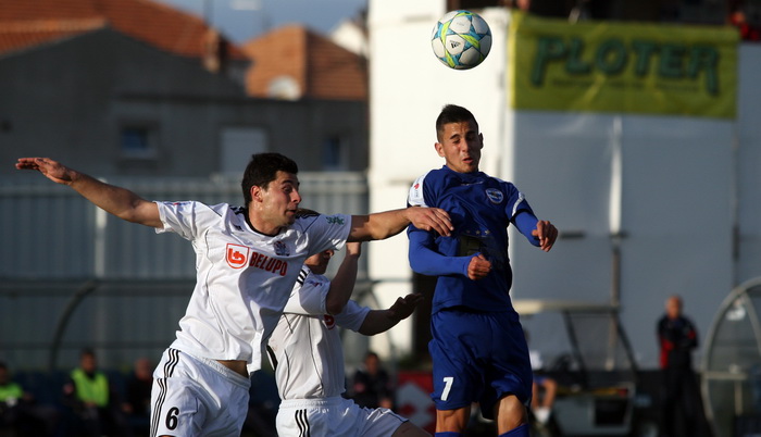 Zadar, 101112.Nogometni stadion Stanovi.MAXtv Prva liga 15. kolo. Nogometna utakmica Nk Zadar – Nk Slaven Belupo. Na fotografiji:igrac Zadra (plavi) Sime Grzan.Foto: Jure Miskovic / CROPIX