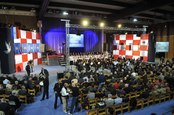 Dubrovnik, 051211.
Veceras je odrzana svecana akademija dubrovackih branitelja ’91 u sportskoj dvorani u Gospinu polju.
Na slici umirovljeni general bojnik Nojko Marinovic prima priznanje od dubrovackog gradonacelnika Andra Vlahusica.
Foto: Tonci Plazibat Dubrovnik, 051211.
Veceras je odrzana svecana akademija dubrovackih branitelja ’91 u sportskoj dvorani u Gospinu polju.
Na slici umirovljeni general bojnik Nojko Marinovic prima priznanje od dubrovackog gradonacelnika Andra Vlahusica.
Foto: Tonci Plazibat