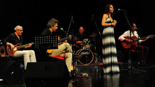 Zadar, .24.07.2012. snimio: Nenad Marčev
Brasil acoustic
Magda Mendes – vokal
Marcelo Godoy – vokal & akustična gitara
Nelson Latif – cavaquinho & akustična gitara
Gosti:
Renato Švorinić, bas,
Jadran Dučić Čićo, bubnjevi
Nebojša, ha Zadar, .24.07.2012. snimio: Nenad Marčev
Brasil acoustic
Magda Mendes – vokal
Marcelo Godoy – vokal & akustična gitara
Nelson Latif – cavaquinho & akustična gitara
Gosti:
Renato Švorinić, bas,
Jadran Dučić Čićo, bubnjevi
Nebojša, ha