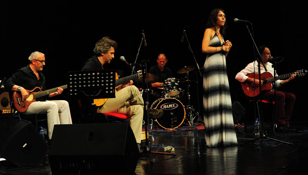 Zadar, .24.07.2012. snimio: Nenad Marčev
Brasil acoustic
Magda Mendes – vokal
Marcelo Godoy – vokal & akustična gitara
Nelson Latif – cavaquinho & akustična gitara
Gosti:
Renato Švorinić, bas,
Jadran Dučić Čićo, bubnjevi
Nebojša, ha Zadar, .24.07.2012. snimio: Nenad Marčev
Brasil acoustic
Magda Mendes – vokal
Marcelo Godoy – vokal & akustična gitara
Nelson Latif – cavaquinho & akustična gitara
Gosti:
Renato Švorinić, bas,
Jadran Dučić Čićo, bubnjevi
Nebojša, ha