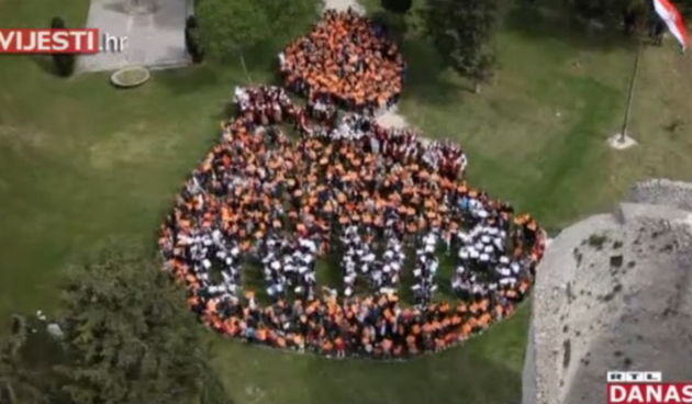 Tisuću Drnišana složilo se u oblik velikog pršuta za milenijsku fotografiju Šime Strikomana