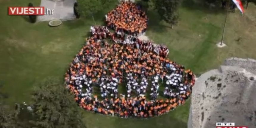 Tisuću Drnišana složilo se u oblik velikog pršuta za milenijsku fotografiju Šime Strikomana