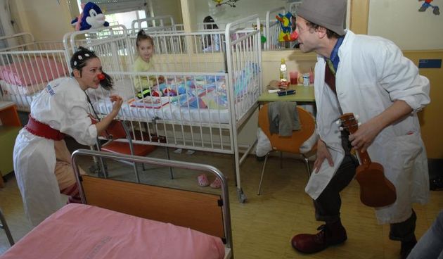 Bjelovar – U povodu Medjunarodnog dana smijeha djecu na Djecjem odjelu Opce bolnice razveselili su posebni gosti, Crveni nosevi, klaunovi doktori koji ovime zele istaknuti vaznost smijeha i zivotne radosti za poboljsanje kvalitete zivota bolesnih i nemocn