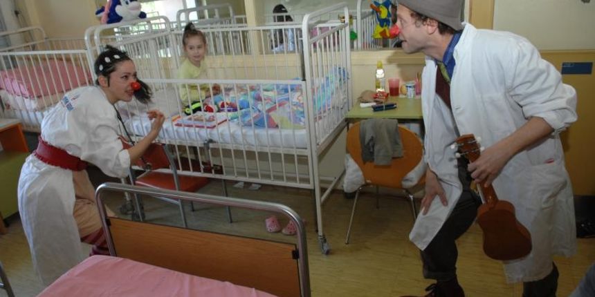 Bjelovar – U povodu Medjunarodnog dana smijeha djecu na Djecjem odjelu Opce bolnice razveselili su posebni gosti, Crveni nosevi, klaunovi doktori koji ovime zele istaknuti vaznost smijeha i zivotne radosti za poboljsanje kvalitete zivota bolesnih i nemocn Bjelovar – U povodu Medjunarodnog dana smijeha djecu na Djecjem odjelu Opce bolnice razveselili su posebni gosti, Crveni nosevi, klaunovi doktori koji ovime zele istaknuti vaznost smijeha i zivotne radosti za poboljsanje kvalitete zivota bolesnih i nemocn