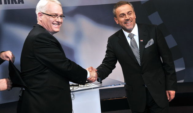 Zagreb, 301209. Remetnecka cesta, Nova TV. Suceljavanje predsjednickih kandidata Ive Josipovica i Milana Bandica u studiju Nove TV s voditeljem Mislavom Bagom. Na slici: Ivo Josipovic i Milan Bandic se rukuju prije suceljavanja. Foto: Boris Kovacev / CROP