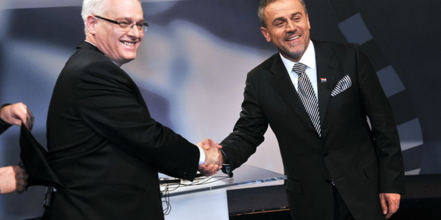 Zagreb, 301209. Remetnecka cesta, Nova TV. Suceljavanje predsjednickih kandidata Ive Josipovica i Milana Bandica u studiju Nove TV s voditeljem Mislavom Bagom. Na slici: Ivo Josipovic i Milan Bandic se rukuju prije suceljavanja. Foto: Boris Kovacev / CROP