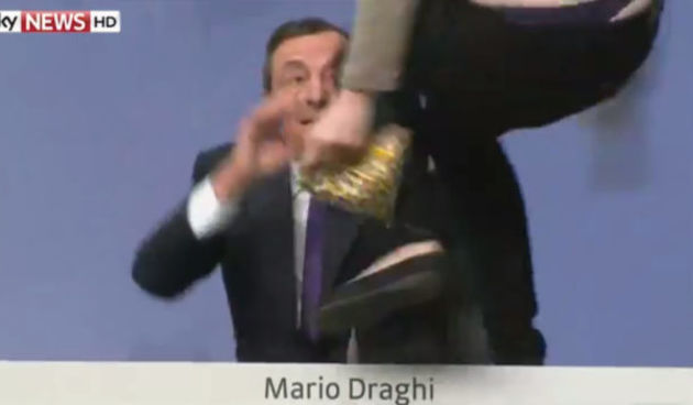 Marija Draghija napala prosvjednica, Screenshot i video: YouTube (SkyNews)