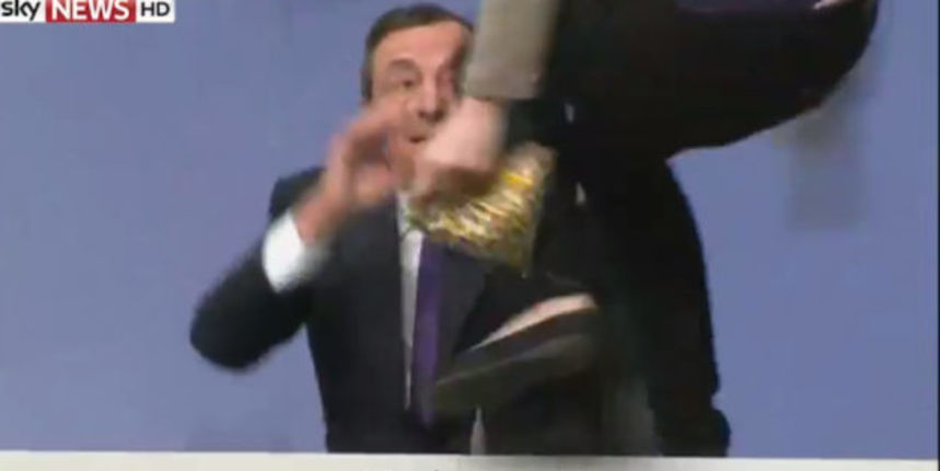 Marija Draghija napala prosvjednica, Screenshot i video: YouTube (SkyNews)