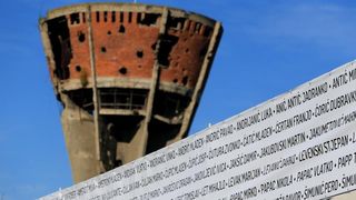 Na Mitnici postavljen banner dužine 210 metara s imenima heroja Vukovara, Foto: Davor Javorović/PIXSELL Na Mitnici postavljen banner dužine 210 metara s imenima heroja Vukovara, Foto: Davor Javorović/PIXSELL