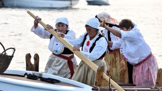 Krapanj: Održana tradicionalna ženska regata gajeta na vesla. Photo: Hrvoje Jelavić/PIXSELL Krapanj: Održana tradicionalna ženska regata gajeta na vesla. Photo: Hrvoje Jelavić/PIXSELL