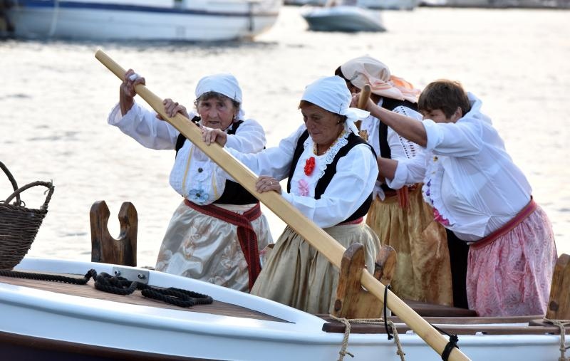 Krapanj: Održana tradicionalna ženska regata gajeta na vesla. Photo: Hrvoje Jelavić/PIXSELL Krapanj: Održana tradicionalna ženska regata gajeta na vesla. Photo: Hrvoje Jelavić/PIXSELL