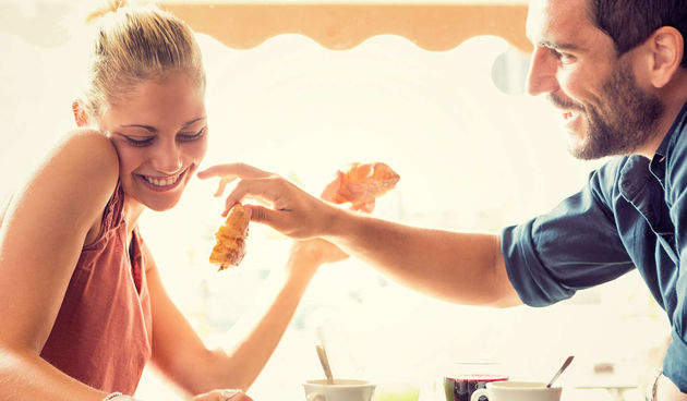 Flert, kava, ljubav, prijateljstvo, zavođenje, žena i muškarac, parovi