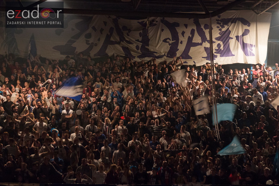 Humanitarno gledanje utakmice Zadar-Cibona (85-84) u Jazinama Humanitarno gledanje utakmice Zadar-Cibona (85-84) u Jazinama