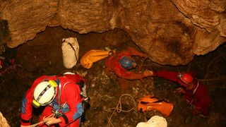 HGSS-ova akcija spašavanja pasa iz Živkine jame (foto: Zoran Erceg)