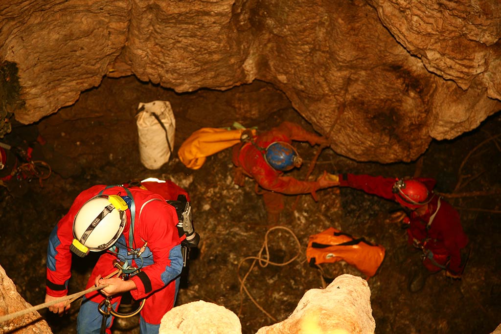 HGSS-ova akcija spašavanja pasa iz Živkine jame (foto: Zoran Erceg)