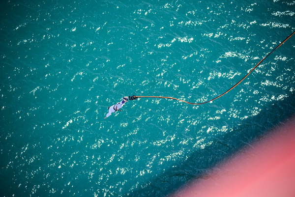 Mario Možnik i njegovi kolege sportaši otvorili su sezonu Bungee Jumpinga sa starog Masleničkom mosta