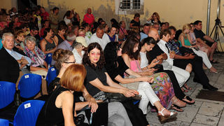 Zadar, 15.07.2013. snimio: Nenad Marčev 
TEATAR RUGANTINO, Zagreb 
Jordan Cvetanović: TERAPIJA 
redateljica: Maja Šimić 
igraju: Gordana Gadžić, 
Siniša Popović, Luka Dragić 
Dvorište Providurove palače
