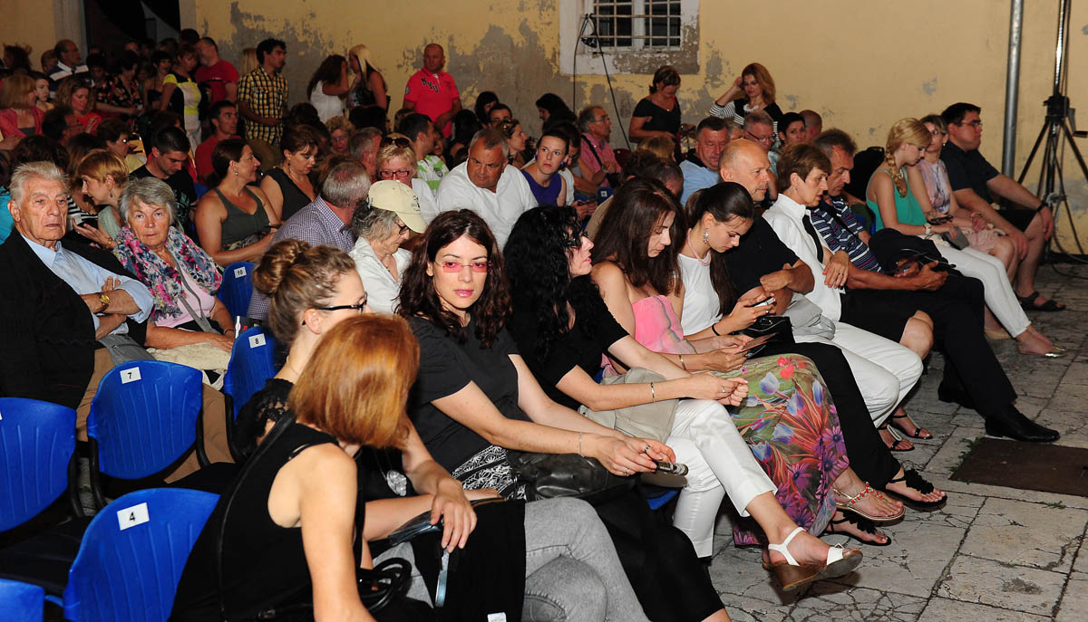 Zadar, 15.07.2013. snimio: Nenad Marčev 
TEATAR RUGANTINO, Zagreb 
Jordan Cvetanović: TERAPIJA 
redateljica: Maja Šimić 
igraju: Gordana Gadžić, 
Siniša Popović, Luka Dragić 
Dvorište Providurove palače