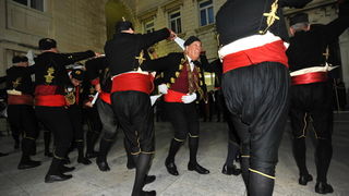 Zadar, 251012.
Zadar je veceras u sklopu obiljezavanja 10. obljetnice Sveucilista u Zadru posjetila Bokeljska mornarica. Prosli su Kalelargom i zaustavili se na Narodnom trgu gdje su ih docekali rektor zadarskog sveucilista Ante Uglesic i gradonacelnik Zv Zadar, 251012.
Zadar je veceras u sklopu obiljezavanja 10. obljetnice Sveucilista u Zadru posjetila Bokeljska mornarica. Prosli su Kalelargom i zaustavili se na Narodnom trgu gdje su ih docekali rektor zadarskog sveucilista Ante Uglesic i gradonacelnik Zv