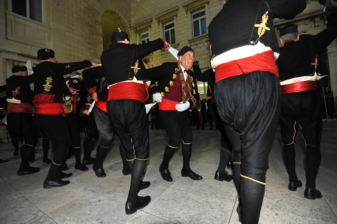 Zadar, 251012.
Zadar je veceras u sklopu obiljezavanja 10. obljetnice Sveucilista u Zadru posjetila Bokeljska mornarica. Prosli su Kalelargom i zaustavili se na Narodnom trgu gdje su ih docekali rektor zadarskog sveucilista Ante Uglesic i gradonacelnik Zv Zadar, 251012.
Zadar je veceras u sklopu obiljezavanja 10. obljetnice Sveucilista u Zadru posjetila Bokeljska mornarica. Prosli su Kalelargom i zaustavili se na Narodnom trgu gdje su ih docekali rektor zadarskog sveucilista Ante Uglesic i gradonacelnik Zv