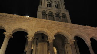 Split, 200812.
Tradicionalni “Dani Dioklecijana” koji se u Splitu uprilicuju zadnjih godina dozivljavaju svoju ekspanziju svake godine pa se tako i na vecerasnjoj manifestaciji zatvaranja natiskao prepun Peristil gdje se car Dioklecijan oprostio od svojih Split, 200812.
Tradicionalni “Dani Dioklecijana” koji se u Splitu uprilicuju zadnjih godina dozivljavaju svoju ekspanziju svake godine pa se tako i na vecerasnjoj manifestaciji zatvaranja natiskao prepun Peristil gdje se car Dioklecijan oprostio od svojih