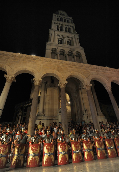 Split, 200812.
Tradicionalni “Dani Dioklecijana” koji se u Splitu uprilicuju zadnjih godina dozivljavaju svoju ekspanziju svake godine pa se tako i na vecerasnjoj manifestaciji zatvaranja natiskao prepun Peristil gdje se car Dioklecijan oprostio od svojih Split, 200812.
Tradicionalni “Dani Dioklecijana” koji se u Splitu uprilicuju zadnjih godina dozivljavaju svoju ekspanziju svake godine pa se tako i na vecerasnjoj manifestaciji zatvaranja natiskao prepun Peristil gdje se car Dioklecijan oprostio od svojih
