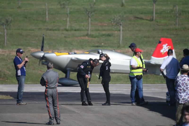 Aerodrom Vrsar domacin Red Bull Air Race Svjetskog prvenstva 2014. Red Bull Air Race okuplja najbolje svjetske pilote koji kombinacijom brzine, preciznosti i vjestine upravljaju okretnim avionima, provlaceci se kroz 25 m visoka vrata, do brzine od cak 370 Aerodrom Vrsar domacin Red Bull Air Race Svjetskog prvenstva 2014. Red Bull Air Race okuplja najbolje svjetske pilote koji kombinacijom brzine, preciznosti i vjestine upravljaju okretnim avionima, provlaceci se kroz 25 m visoka vrata, do brzine od cak 370