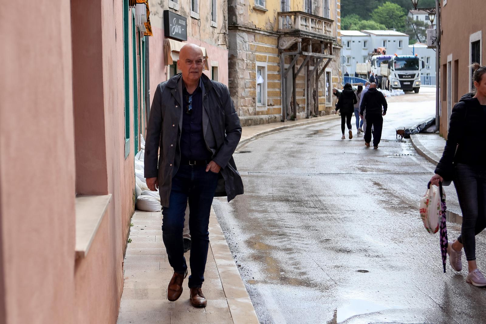 Obrovac: Poplava se polako povlači, stanovnici spašavaju stvari iz domova