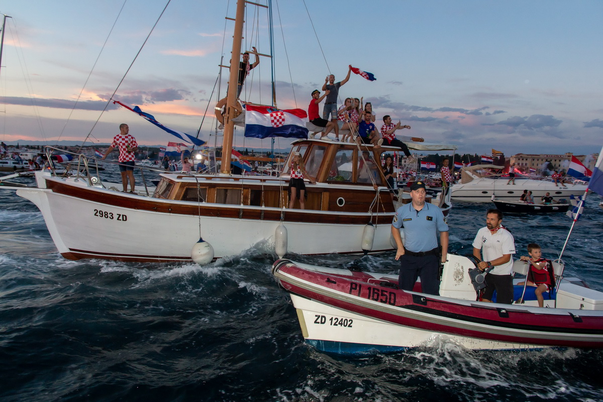 Veličanstven doček četvorice zadarskih Vatrenih od Gradskog mosta do Foruma