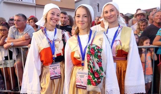 U Tribunju su održane 49. po redu magareće trke na kojima je sudjelovalo 12 jahača, a pobjedu je odnio Roko Popov na magarcu Renault 4.  Photo: Duško Jaramaz/PIXSELL