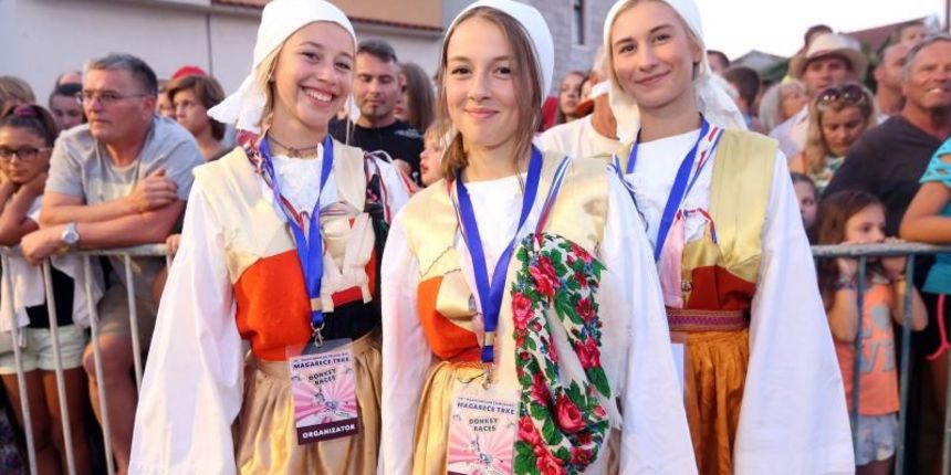 U Tribunju su održane 49. po redu magareće trke na kojima je sudjelovalo 12 jahača, a pobjedu je odnio Roko Popov na magarcu Renault 4. Photo: Duško Jaramaz/PIXSELL U Tribunju su održane 49. po redu magareće trke na kojima je sudjelovalo 12 jahača, a pobjedu je odnio Roko Popov na magarcu Renault 4. Photo: Duško Jaramaz/PIXSELL