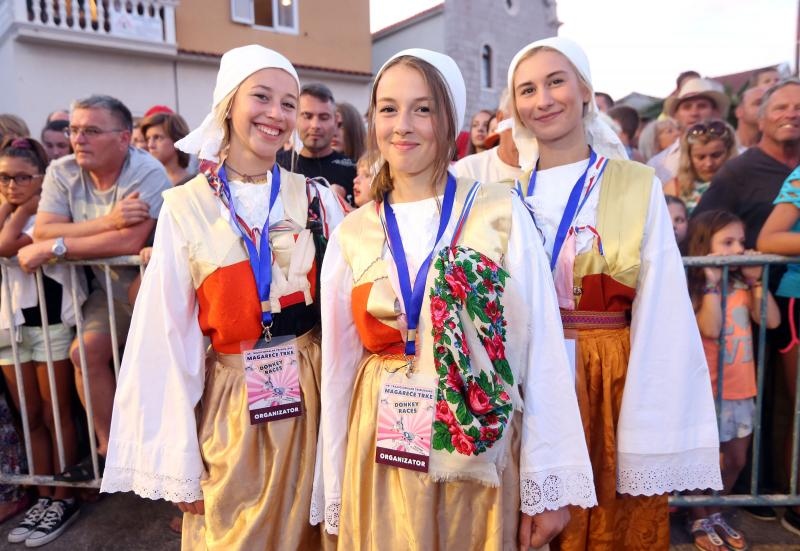 U Tribunju su održane 49. po redu magareće trke na kojima je sudjelovalo 12 jahača, a pobjedu je odnio Roko Popov na magarcu Renault 4. Photo: Duško Jaramaz/PIXSELL U Tribunju su održane 49. po redu magareće trke na kojima je sudjelovalo 12 jahača, a pobjedu je odnio Roko Popov na magarcu Renault 4. Photo: Duško Jaramaz/PIXSELL