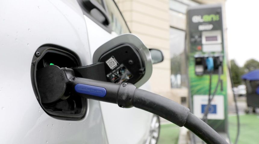 električni automobil punionica elen električni automobil punionica elen