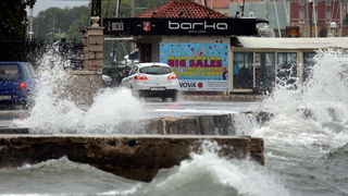Zadar, 240711.
Obalom Kneza Trpimira u Zadru otezan je promet jer jak sjeverni vjetar razbija valove, koji nakon sto se razbiju od obalu padaju na prometnicu.
Foto : Vladimir Ivanov / CROPIX Zadar, 240711.
Obalom Kneza Trpimira u Zadru otezan je promet jer jak sjeverni vjetar razbija valove, koji nakon sto se razbiju od obalu padaju na prometnicu.
Foto : Vladimir Ivanov / CROPIX