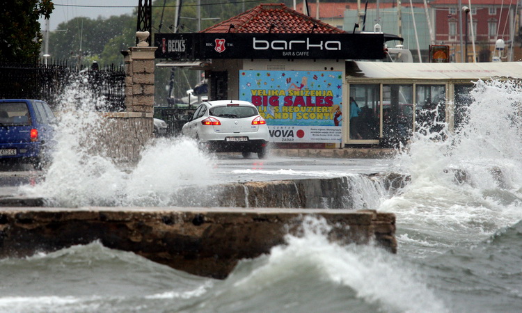 Zadar, 240711.
Obalom Kneza Trpimira u Zadru otezan je promet jer jak sjeverni vjetar razbija valove, koji nakon sto se razbiju od obalu padaju na prometnicu.
Foto : Vladimir Ivanov / CROPIX Zadar, 240711.
Obalom Kneza Trpimira u Zadru otezan je promet jer jak sjeverni vjetar razbija valove, koji nakon sto se razbiju od obalu padaju na prometnicu.
Foto : Vladimir Ivanov / CROPIX
