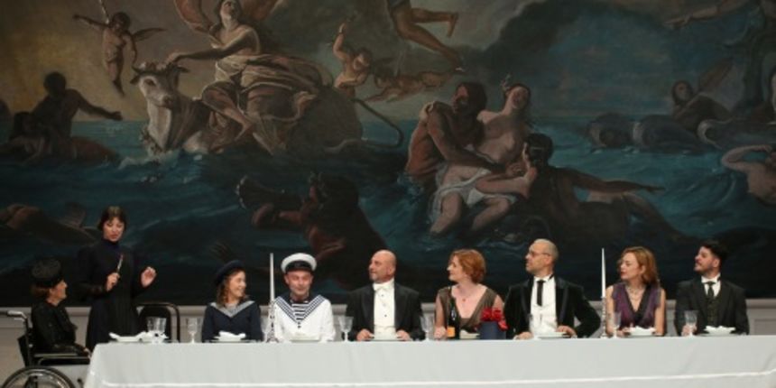 Nad grobom glupe Europe, Dani satire