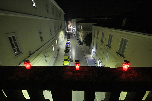 Svijeće na Kopnenim vratima i bedemu u Foši (foto:Saša Čuka) Svijeće na Kopnenim vratima i bedemu u Foši (foto:Saša Čuka)