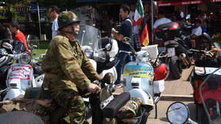 Spektakularni defile vespaša, foto: Vinko Pešić Spektakularni defile vespaša, foto: Vinko Pešić