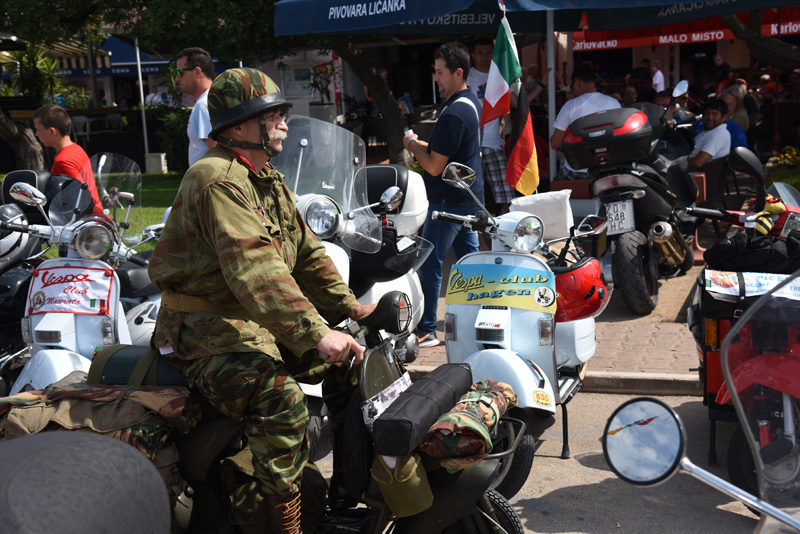 Spektakularni defile vespaša, foto: Vinko Pešić Spektakularni defile vespaša, foto: Vinko Pešić