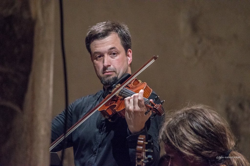 Violinist Martin Draušnik i gitarist Krešimir Bedek u Sv. Donatu izveli program “Paganini i gitara” Violinist Martin Draušnik i gitarist Krešimir Bedek u Sv. Donatu izveli program “Paganini i gitara”