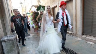 Splitski karneval: Vjenčanje Ave Karabatić i Ivana Pernara na splitskoj rivi