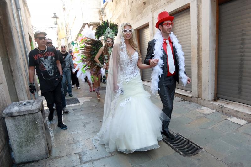 Splitski karneval: Vjenčanje Ave Karabatić i Ivana Pernara na splitskoj rivi