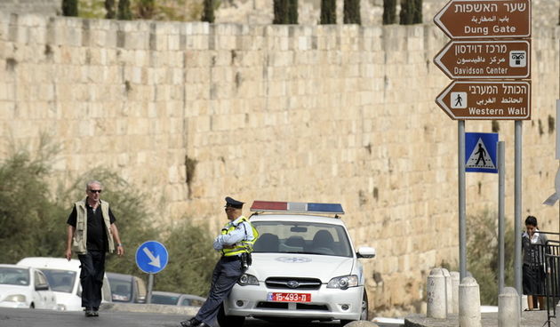 Jeruzalem, 081010.
Reportaza iz Jeruzalema svetog grada u Izraelu.
Na slici: policija na cesti kontrolira ulaze u stari dio grada, desno table sa trojezicnim pismom.
Foto: Drago Sopta / CROPIX