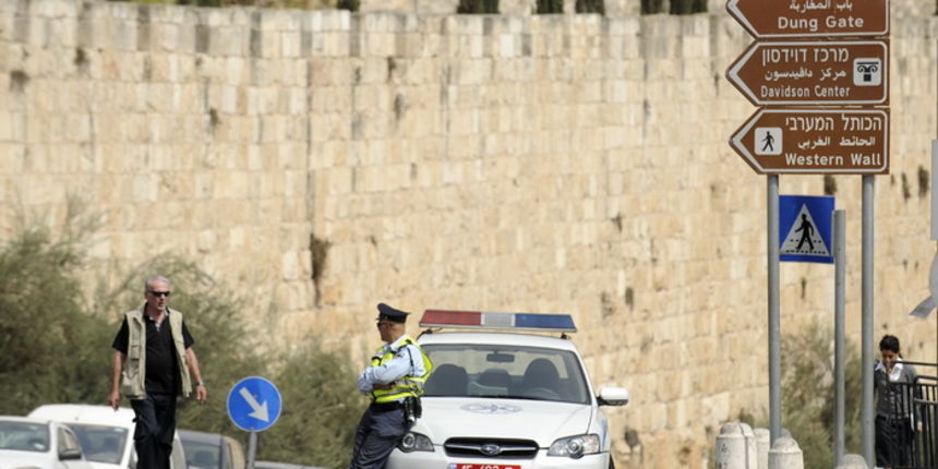 Jeruzalem, 081010.
Reportaza iz Jeruzalema svetog grada u Izraelu.
Na slici: policija na cesti kontrolira ulaze u stari dio grada, desno table sa trojezicnim pismom.
Foto: Drago Sopta / CROPIX Jeruzalem, 081010.
Reportaza iz Jeruzalema svetog grada u Izraelu.
Na slici: policija na cesti kontrolira ulaze u stari dio grada, desno table sa trojezicnim pismom.
Foto: Drago Sopta / CROPIX